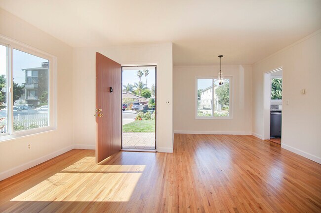 Entry - 12946 Bonaparte Ave
