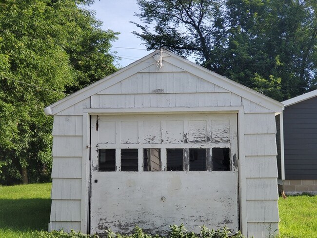 Building Photo - 618 10th Ave S