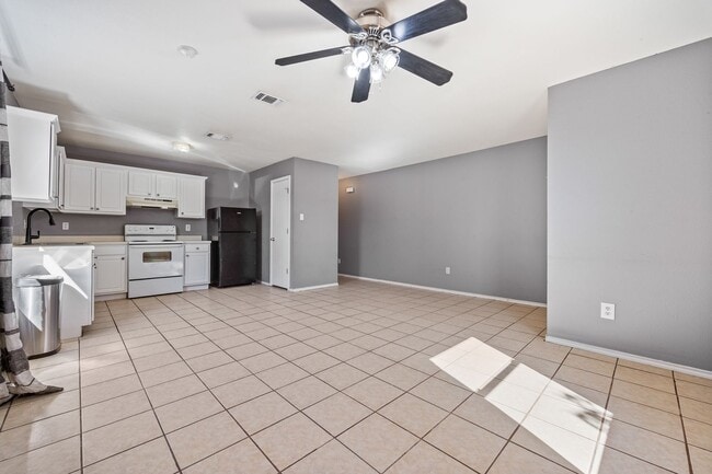 Building Photo - Minutes From Lackland AFB!!