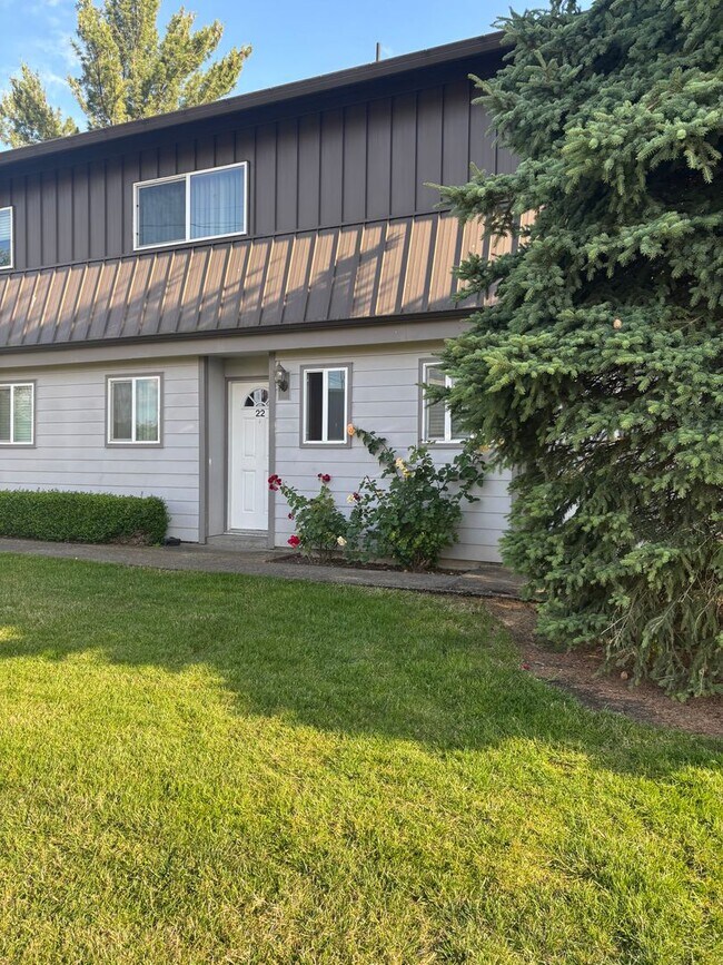 Foto del edificio - 1ST  FULL  MONTH'S  RENT  FREE   Pet-friendly Townhouse Near Parks and Downtown Newberg  Showings...
