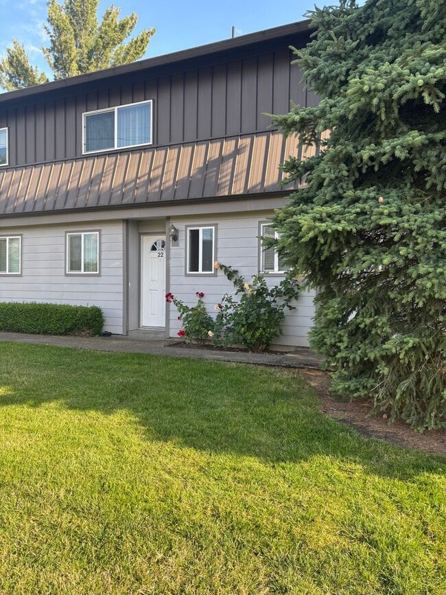 Building Photo - Pet-friendly Townhouse Near Parks and Downtown Newberg  Showings Start 4/2/26