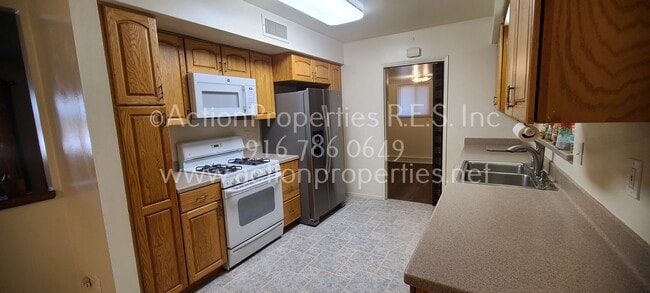 Building Photo - Charming 3 Bed, 2 Bath - Den & Enclosed Su...