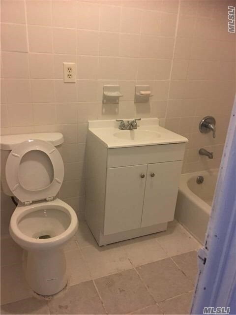 Foto del edificio - 390 Balcom Ave