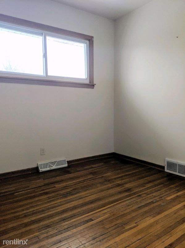 Building Photo - 3 br, 1.5 bath House - 2203 S 43rd St