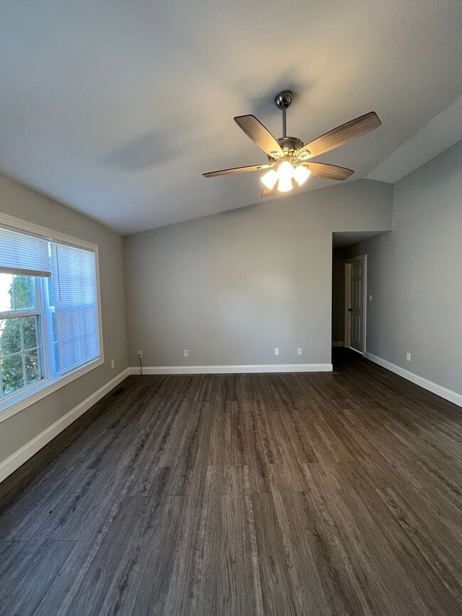 Foto del edificio - Now Leasing! Move In Ready home with 2 car garage and fenced in backyard!