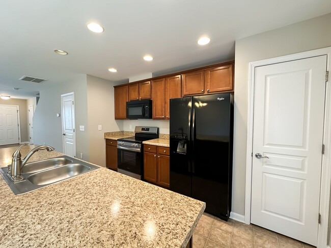 Building Photo - Cozy 3 Bedroom Townhouse