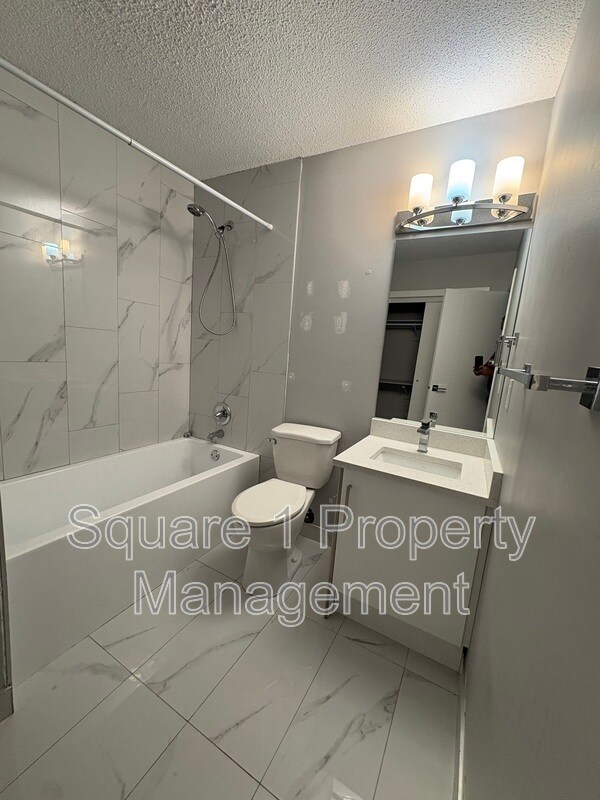 Photo du bâtiment - 10725-10785 85 Ave