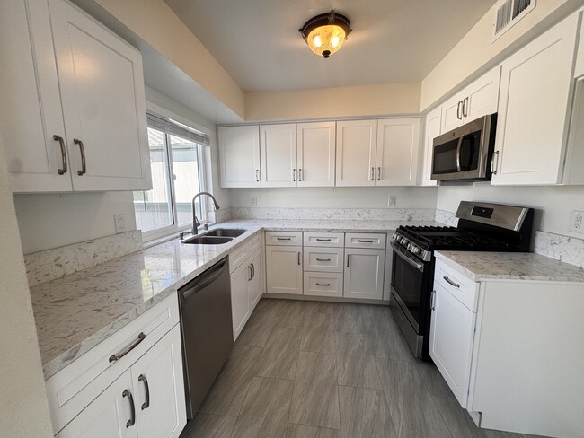 Building Photo - 1102 Cleghorn Dr