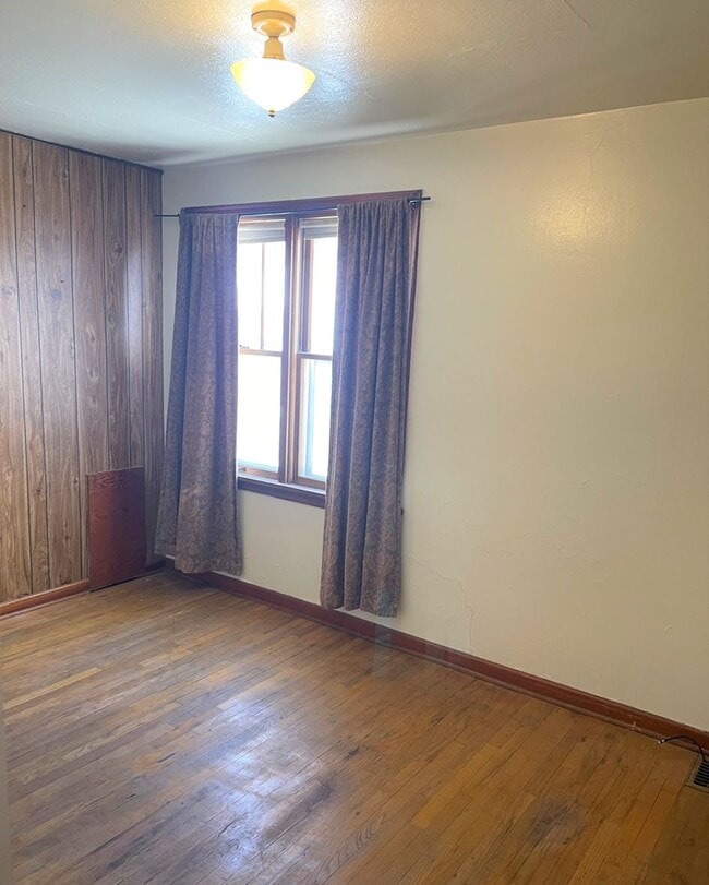 Building Photo - 129 Castleford St W