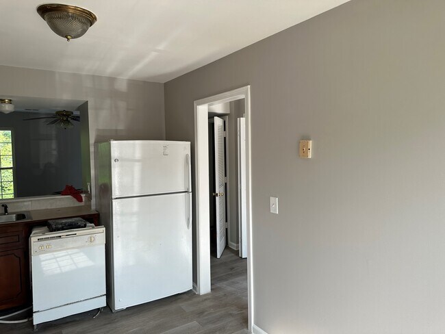 Building Photo - 2056 Tynewood Dr