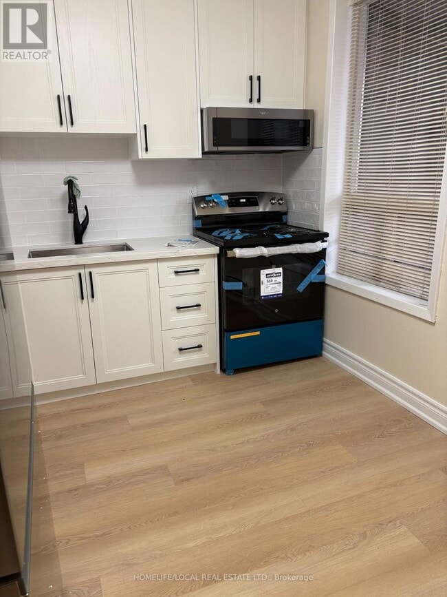 Building Photo - 614 Bloor St W