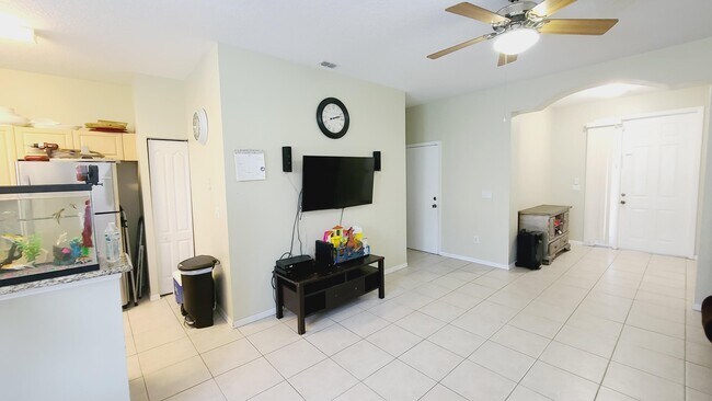 Building Photo - 2202 Seminole Palms Dr