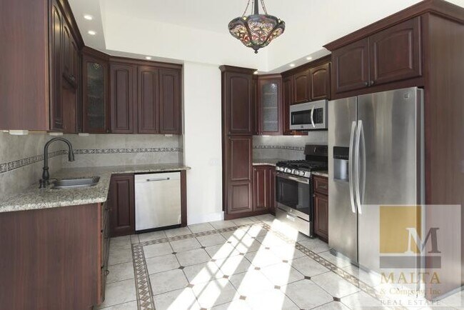 Building Photo - 3 bedroom in San Francisco CA 94110