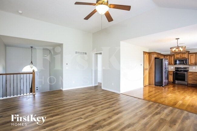 Building Photo - 10216 N Lewis Ave