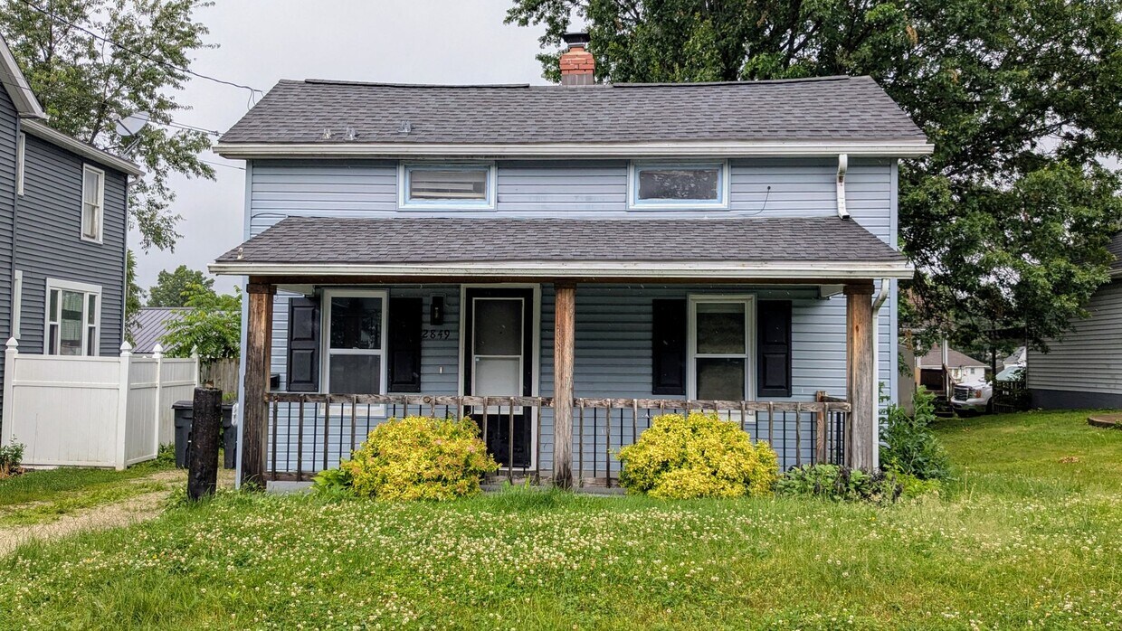 Foto principal - Newly renovated 2-bedroom, 1-bathroom home...