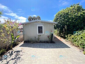 Building Photo - 304 N Rios Ave