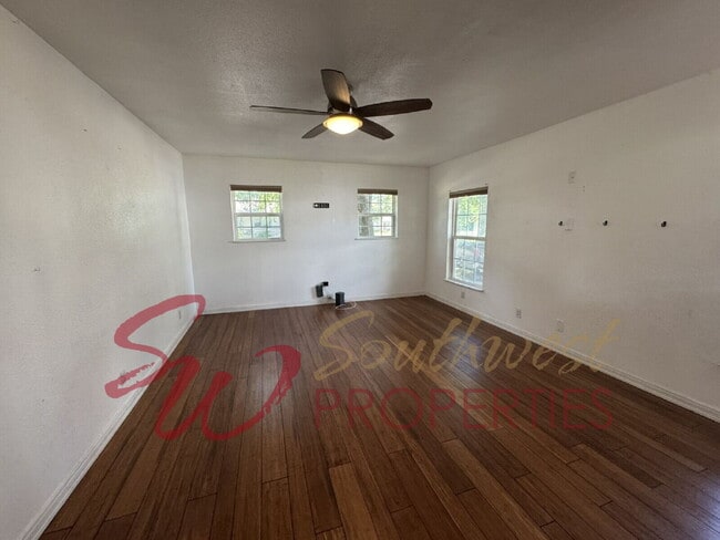 Foto del edificio - 4 Bedroom 2 Bath with Retro Flair!