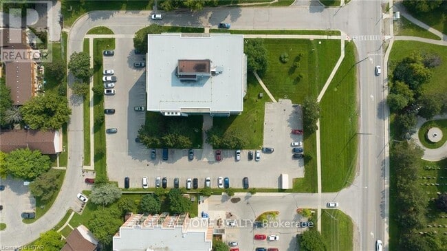 Building Photo - 986 Huron St