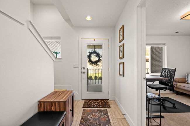 Entryway - 1421 E Komenda Way
