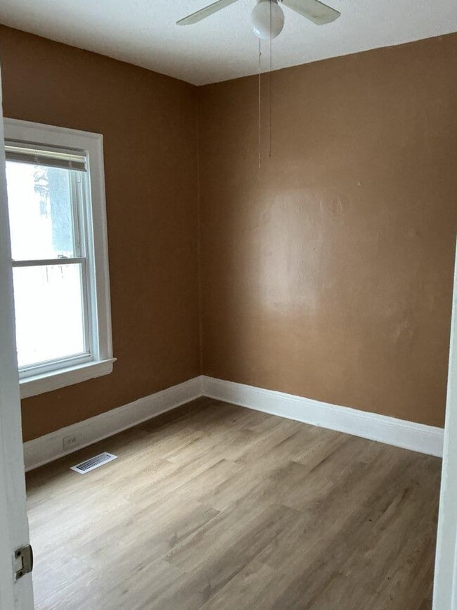 Building Photo - 4233 Valley Rd