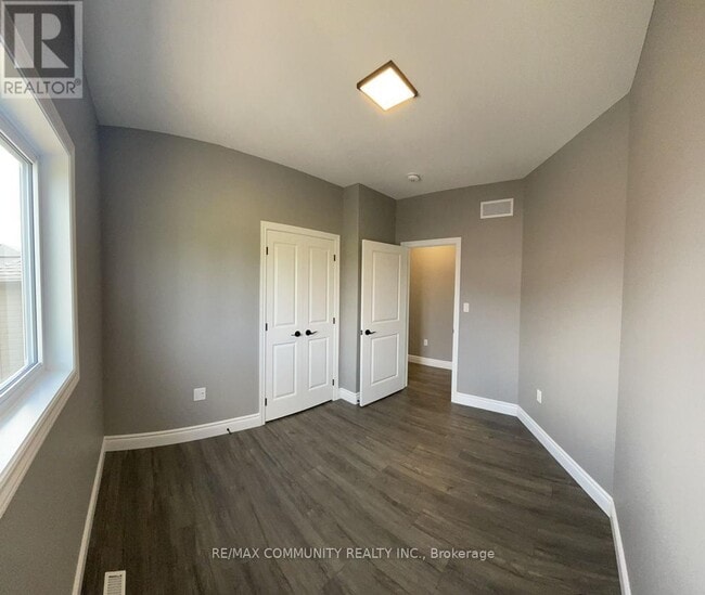 Building Photo - 10 Redwood Dr