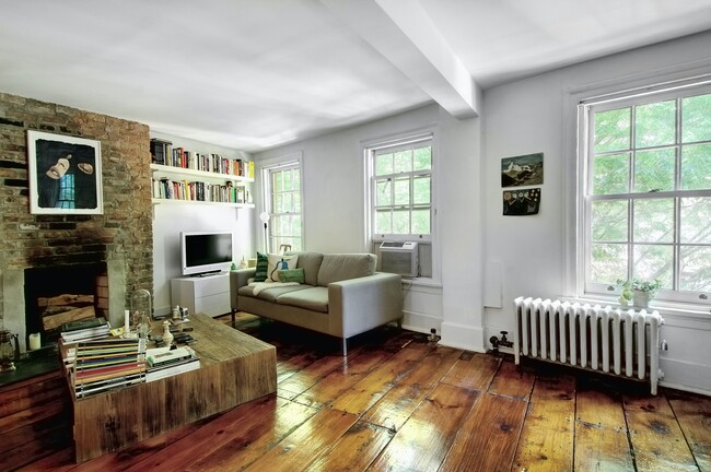 Foto del edificio - West Village Brownstone Penthouse 1BR