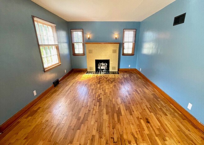 Foto del edificio - Very Unique 5 Bedroom Home on Large Lot