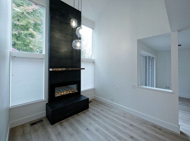 Building Photo - Beautiful townhouse available for rent