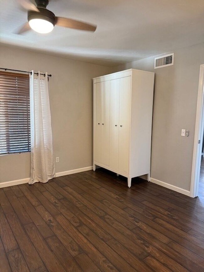 Foto del edificio - 1 bedroom/1 bath upstairs unit in Sabre Springs - Ava Now!