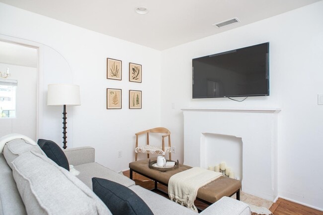 Building Photo - Room in 4 Bedroom Apartment at 3046 Byron St