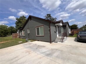 Building Photo - 105 Poplar St