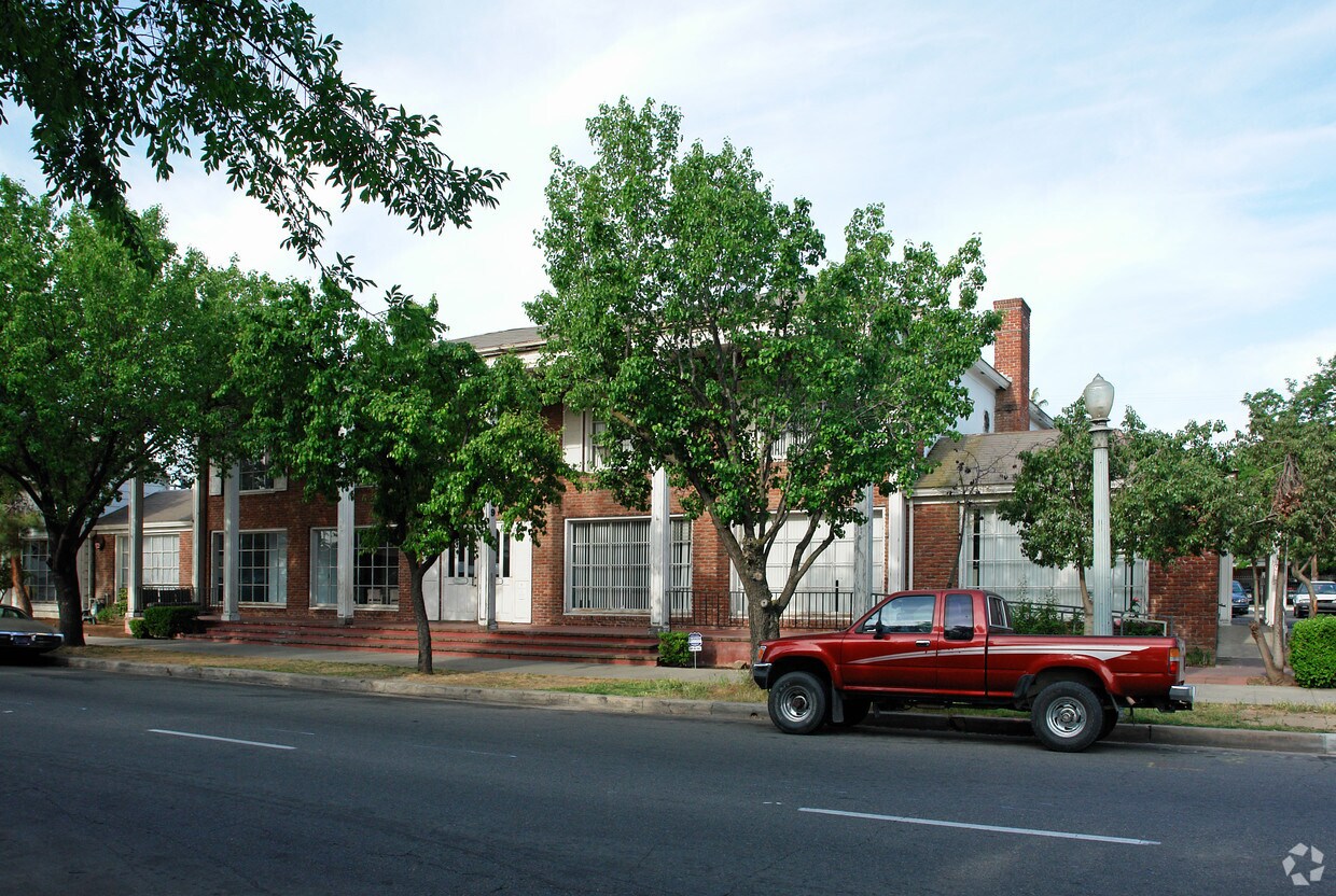 Primary Photo - 142-160 N Fulton St