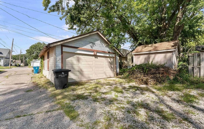 Building Photo - Spacious 2-Bedroom with 2 Car Garage in Rock Island!