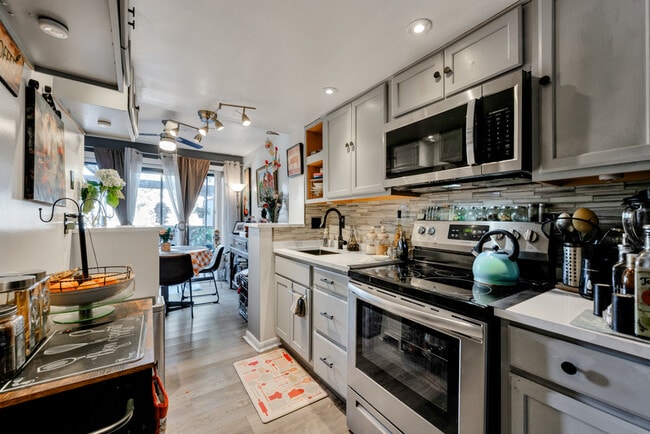 Building Photo - 411 Nottinghill Park