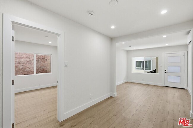 Building Photo - 5915 1/4 Barton Ave