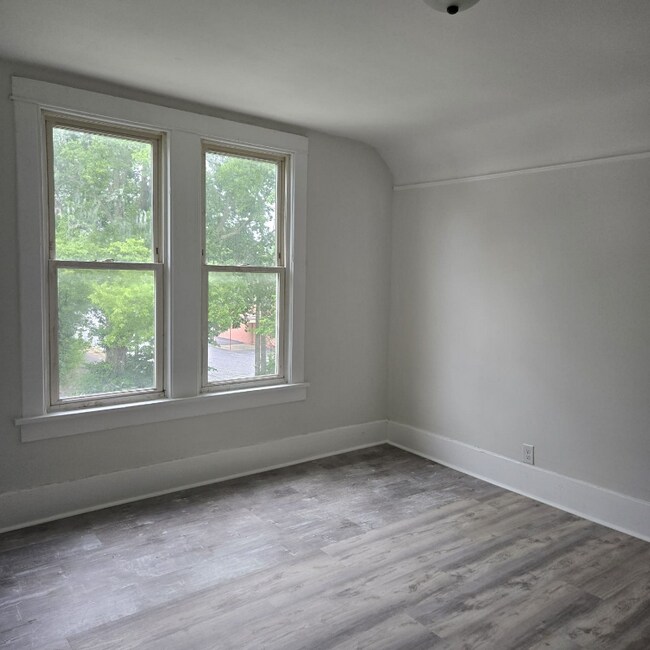 Foto del edificio - 312 W McClure Ave