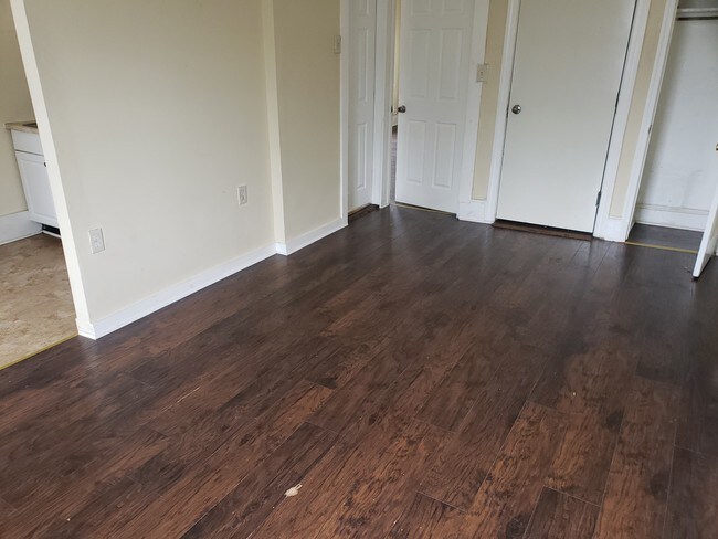 Building Photo - Large 1 Bedroom Apartment FOR RENT