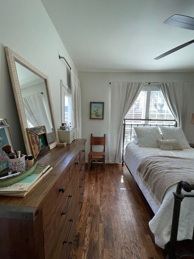 Building Photo - Cozy Farmhouse Cottage