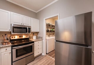 Building Photo - Summerlyn Place