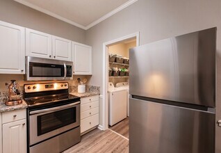 Building Photo - Summerlyn Place