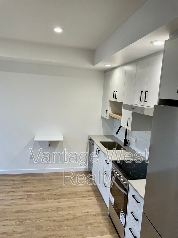 Photo du bâtiment - 660-660 Cawston Ave