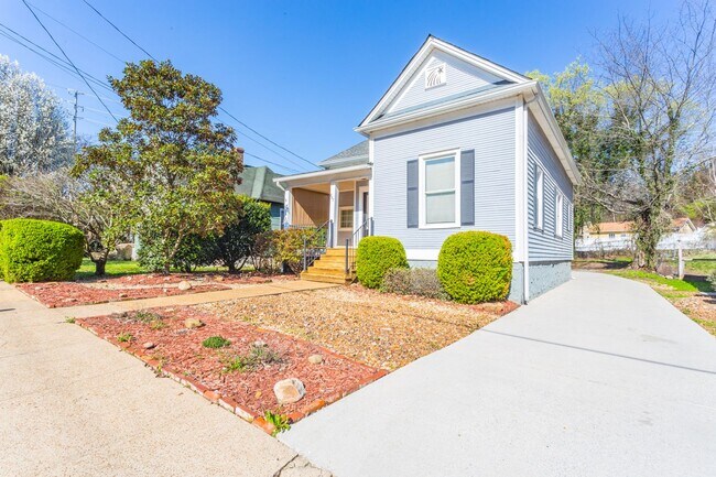 Building Photo - Charming 2 Bedroom home within walking dis...