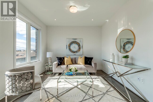 Photo du bâtiment - 3262 Crystal Dr