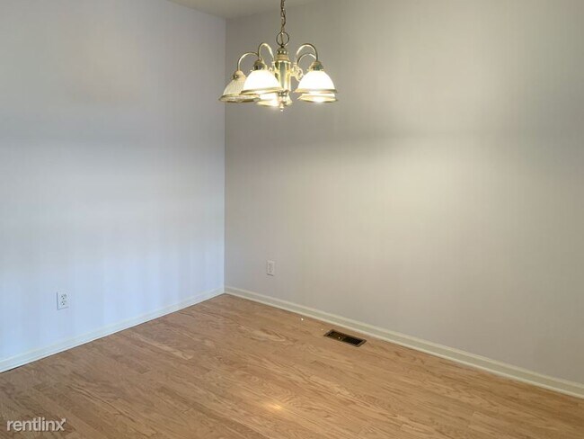 Building Photo - 2 br, 1.5 bath Condo - 29419 Glen Oaks Blvd E