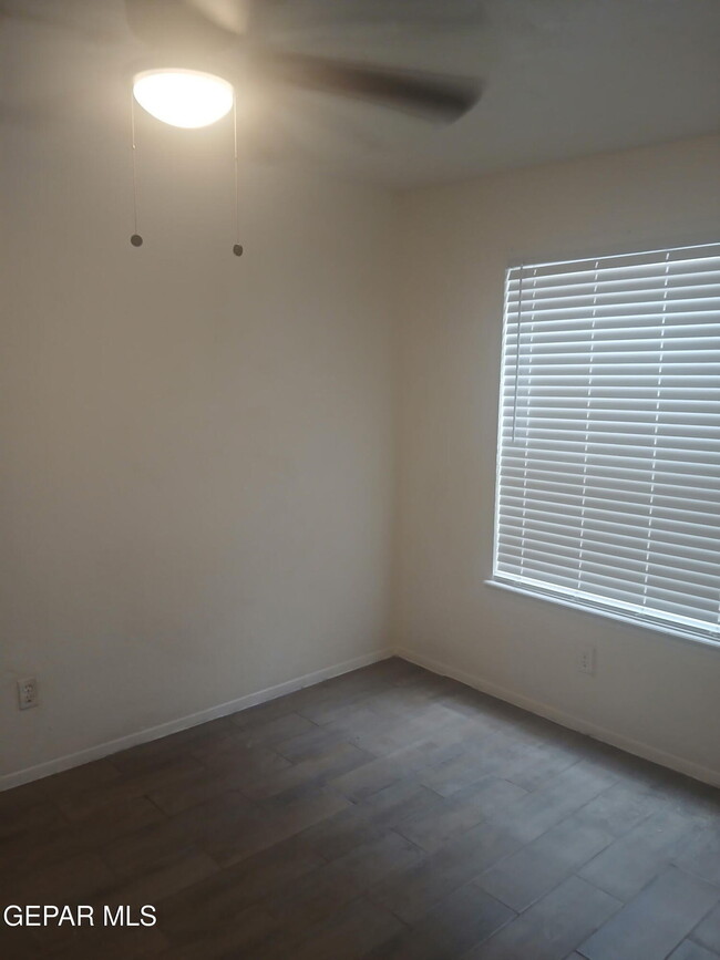 Building Photo - 6057 Morning Glory Cir