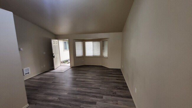 Building Photo - 3 bed 2 bath-Fence Yard- RV Parking