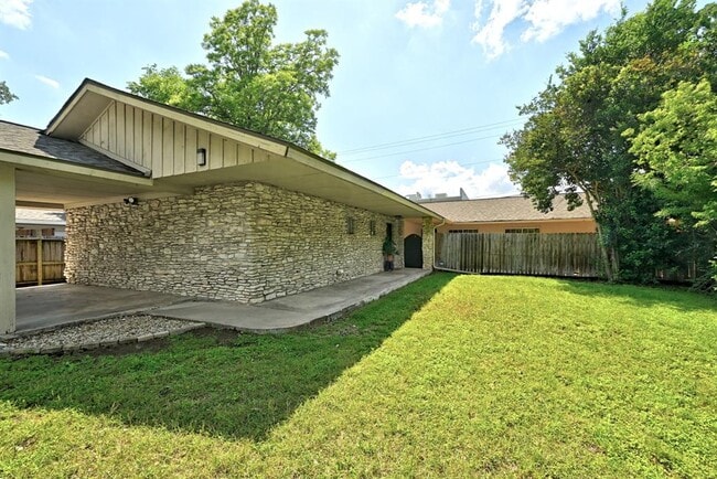 Building Photo - 8204 Exmoor Dr