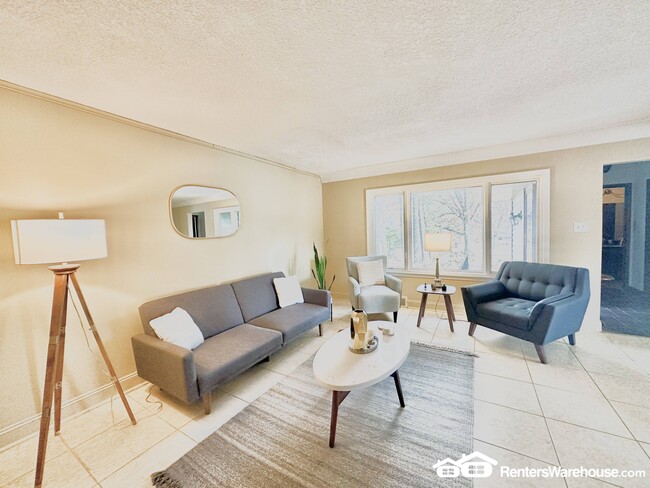 Building Photo - 3006 Fleur Dr