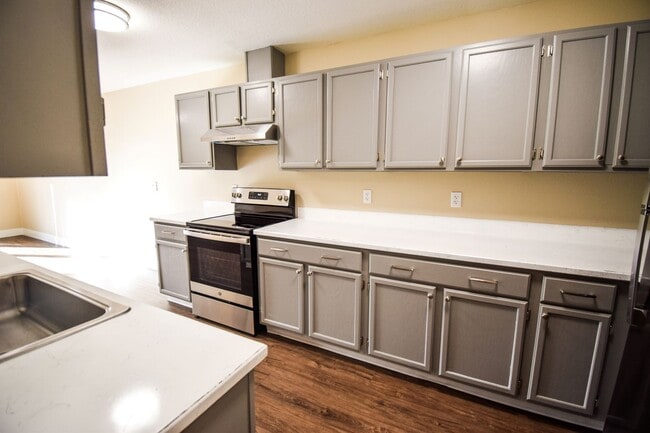 Building Photo - Newly Updated 2 Bedroom 1.5 Bath Townhouse...