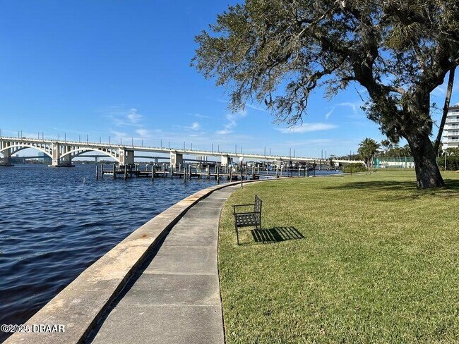 Foto del edificio - 1224 S Peninsula Dr